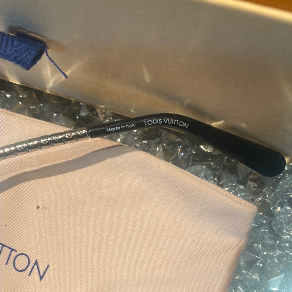 Louis Vuitton Black Sunglasses Modern Aviator Style - Picture 5 of 17